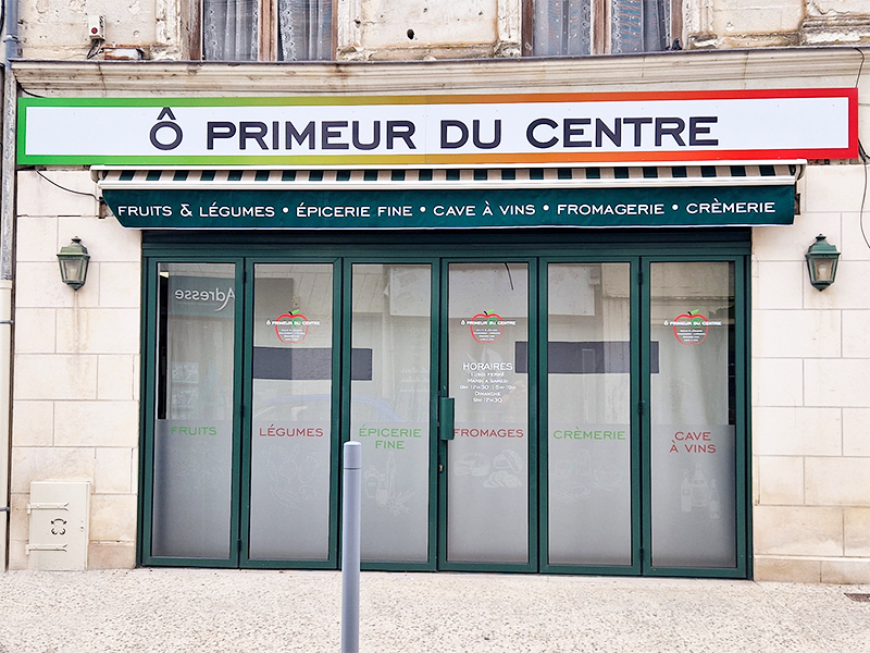 Habillage de la vitrine de l'entreprise Ô Primeur du Centre à Montrichard, réalisé par votre imprimerie Les Presses Montrichardaises.